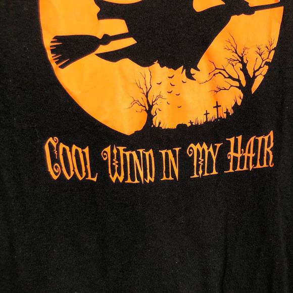 Halloween T-Shirt w/Witch Flying on Her Broom On a Dark Desert Hwy…SZ M - Picture 6 of 7